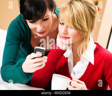 Home: Freunde, am Telefon zu sprechen Stockfoto