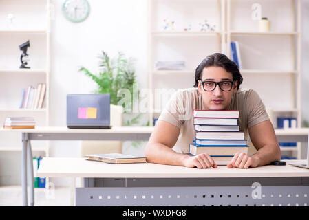 Junge männliche Schüler Prüfungsvorbereitung zu Hause Stockfoto