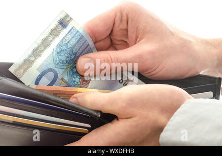 Mann, die 20-Euro-Banknote aus seiner Brieftasche. Stockfoto