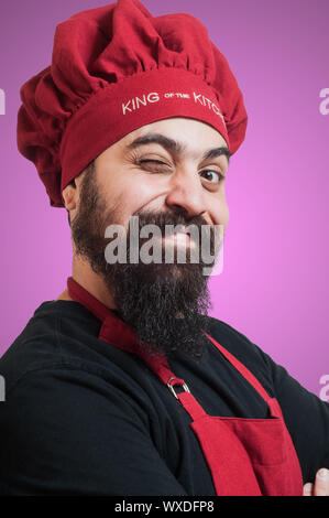 Happy bearded chubby Küchenchef auf rosa Hintergrund Stockfoto