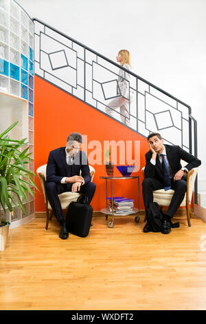 Unternehmer warten im Büro. Frau die Treppe Stockfoto