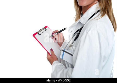 Bild von einer Ärztin schreiben auf einem Klemmbrett, weißen Hintergrund abgeschnitten. Stockfoto