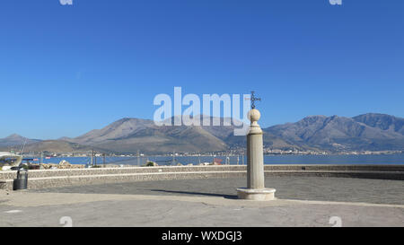 Gaeta Latium Italien - herrliche Aussicht auf das blaue Meer und die Hügel Stockfoto