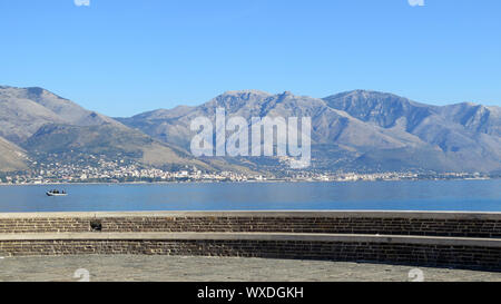 Gaeta Latium Italien - herrliche Aussicht auf das blaue Meer und die Hügel Stockfoto