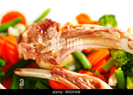 Appetitlich gebratenem Lamm Rippen und verschiedenen Gemüse-Nahaufnahme Stockfoto