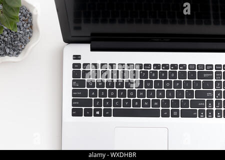 Weiß Schreibtisch mit Laptop flach Stockfoto