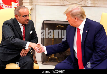 Washington DC, USA. 16 Sep, 2019. Präsidenten der Vereinigten Staaten Donald J. Trumpf, rechts, schüttelt Hände mit mit Seiner Königlichen Hoheit Prinz Salman Bin Hamad Al-Khalifa, Kronprinz, stellvertretender Oberbefehlshaber, und Erster Stellvertretender Ministerpräsident des Königreichs Bahrain, Links, wie Sie im Oval Office des Weißen Hauses. in Washington, DC am Montag, den 16. September 2019. Quelle: Chris Kleponis/Pool über CNP/MediaPunch Credit: MediaPunch Inc/Alamy leben Nachrichten Stockfoto