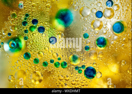 Bunte öl Tintenblasen und Tropfen. Abstrakte Vorlage gemischter Textur Hintergrund. Tapeten Muster. Stockfoto