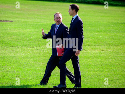 Der Stabschef im Weißen Haus und Direktor des Büros für Management und Haushalt (OMB) Mick Mulvaney, Links, unterhält sich mit Senior Advisor Jared Kushner, rechts, als Sie zu Fuß über die South Lawn des Weißen Hopuse in Washington, DC United States President Donald J. Trumpf an Bord Marine One zu verbinden, wie er bereitet sich auf eine Reise in den Westen der USA am Montag, den 16. September 2019 zu verlassen. Er frühen Donnerstag Morgen zurückkehren wird. Credit: Ron Sachs/CNP/MediaPunch Stockfoto