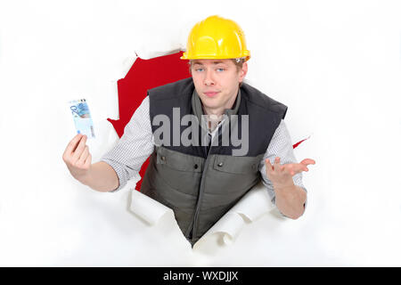 Arbeitnehmer, die aus zerrissenes Papier Loch mit Ticket in der hand Stockfoto