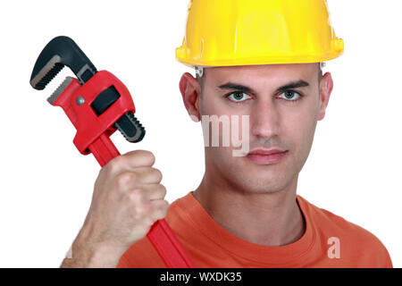 Handwerker mit einer Rohrzange Stockfoto