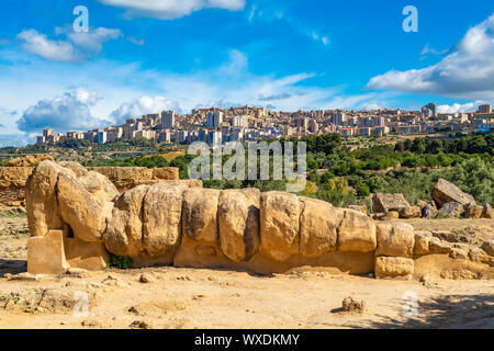 Statue des Atlas im Tempel des Olympischen Zeus, Agrigento, Sizilien, Italien Stockfoto