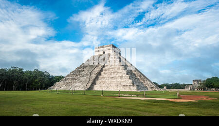 El Castillo oder Tempel der Kukulkan Pyramide, Chichen Itza, Yucatan, Mexiko Stockfoto