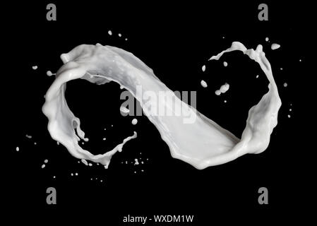 Unendlichkeitszeichen Milch Spritzen isoliert auf schwarz Stockfoto
