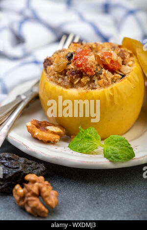 Apple mit Haferflocken und Mutter gebacken. Stockfoto