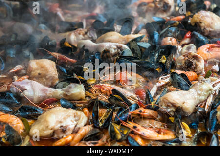 Schließen Sie herauf Bild der Paella mit Meeresfrüchten und Geflügel. Stockfoto