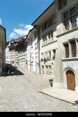 Fribourg, FR/Schweiz - vom 30. Mai 2019: histoirc gepflasterten Straßen und Gebäude in der Altstadt Stockfoto