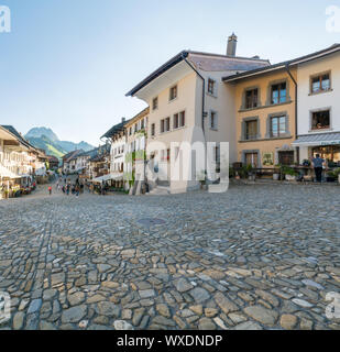 Gruyeres, VD/Schweiz - vom 31. Mai 2019: Die historischen mittelalterlichen Dorf Gruyeres Switzerlan anzeigen Stockfoto