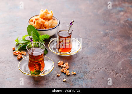 Traditionelle türkische arabische Dessert und einem Glas Tee mit Minze Stockfoto