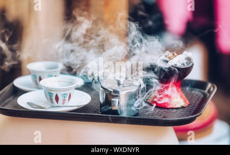 Tasse Aethiopische Kaffee mit aromatischer Weihrauch Stockfoto