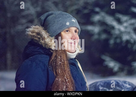Nacht Porträt der jungen Frau im Winter Stockfoto