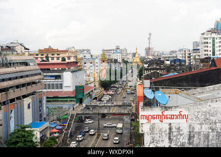 Shwedagon Pagode auf einer belebten Straße der Stadt Stadt Yangon, Myanmar Stockfoto