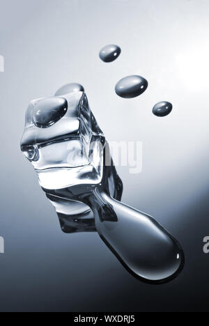 Eiswürfel mit Wassertropfen Stockfoto