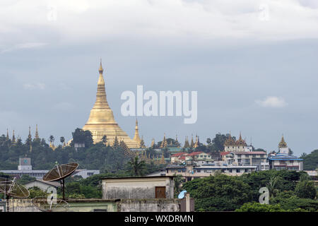Yangon City Szene mit Shwedagon Pagode im Abstand - Myanmar (Birma) Stockfoto