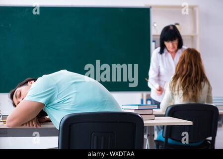 Alte Lehrer und Schüler in der Klasse Stockfoto