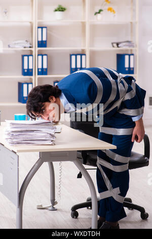 Junge gebunden männliche Angestellte im Büro Stockfoto