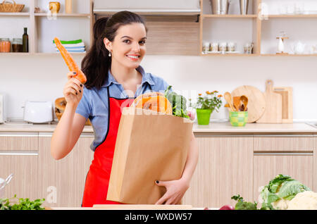 Junge Frau mit Gemüse in der Küche Stockfoto