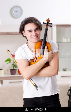 Junge Musiker Mann spielen Geige Üben zu Hause Stockfoto