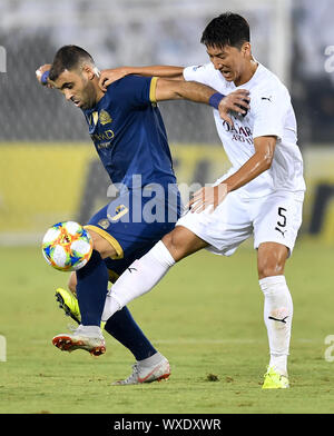 Doha, Katar. 16 Sep, 2019. Jung Woo-Young (R) von Katar Al Sadd Mias mit Abderazak Hamdallah Saudi's Al-Nassr während ihrer zweiten Bein der viertelfinalegleichen an der AFC Champions League in Doha, der Hauptstadt von Katar, Sept. 16, 2019. Al Sadd gewann das Spiel 3-1 und dem Halbfinale auf 4-3 Gesamtbewertung qualifiziert. Credit: Nikku/Xinhua Quelle: Xinhua/Alamy leben Nachrichten Stockfoto