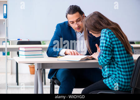 Junge hübsche Lehrerin und Schülerin im Klassenzimmer Stockfoto