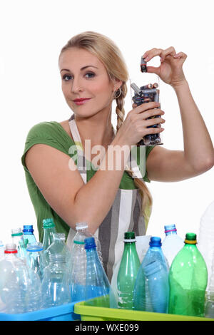 Frau recycling Batterien und Kunststoff-Flaschen Stockfoto