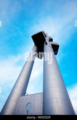 Prager Fernsehturm gegen den blauen Himmel Stockfoto