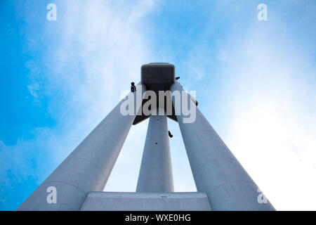 Prager Fernsehturm gegen den blauen Himmel Stockfoto