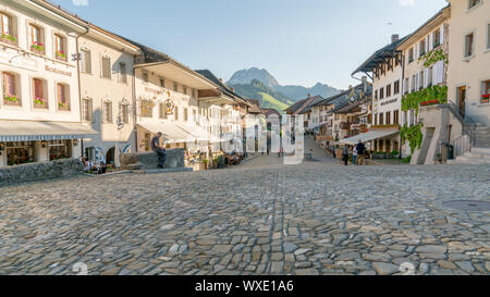 Gruyeres, VD/Schweiz - vom 31. Mai 2019: horizontale Ansicht des historischen mittelalterlichen Dorf Gruye Stockfoto