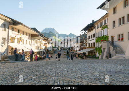 Gruyeres, VD/Schweiz - vom 31. Mai 2019: horizontale Ansicht des historischen mittelalterlichen Dorf Gruye Stockfoto