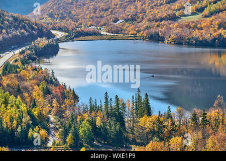 Blick auf Echo Lake von Artist's Bluff im Herbst Stockfoto