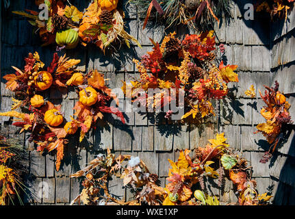 Herbst Kranz Dekorationen auf hölzerne Wand Stockfoto