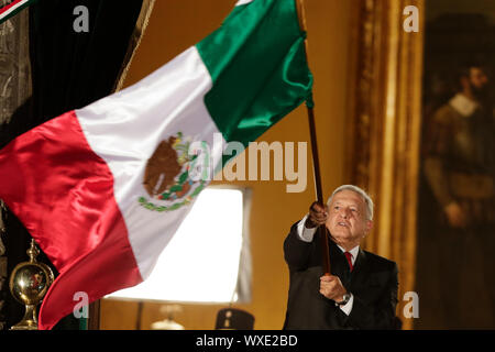 Mexiko City, Mexiko. 15 Sep, 2019. Mexikos Präsident Andres Manuel Lopez Obrador nimmt an den Feierlichkeiten zum Jahrestag der mexikanischen Unabhängigkeit Tag, fällt auf Sept. 16 in Mexiko City, Mexiko, Sept. 15, 2019. Credit: Francisco Canedo/Xinhua Stockfoto