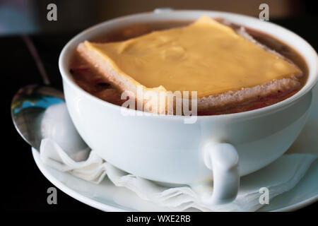 Hausgemachte frische cremige Suppe mit Hähnchen Stockfoto