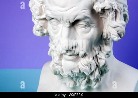 Gips Kopie der antike Statue Homer Kopf auf einem blauen Hintergrund. Gips Skulptur Mann Gesicht. Stockfoto