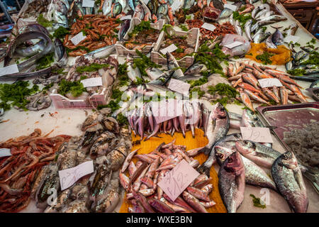 Fisch auf dem Fischmarkt La Pescheria in Catania, Sizilien, Italien Stockfoto