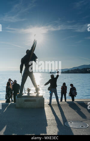 Montreux, VD/Schweiz - vom 31. Mai 2019: Touristen, die Freddie Mercury Memorial Statue auf t Stockfoto