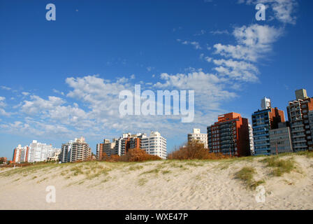 Gebäude eine Sanddüne. Punta del Este, Uruguay Stockfoto