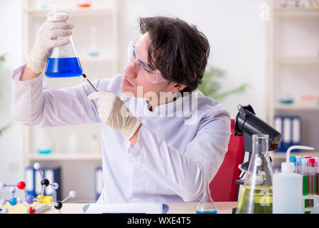 Junge männliche Biochemiker im Labor arbeiten Stockfoto