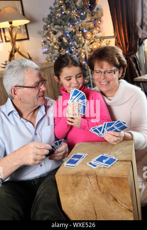 Familie Spielkarte Spiel zu Weihnachten Stockfoto