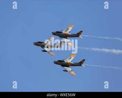 Hillsboro, Oregon USA - 21. August 2014: Drei Sabre Jet Fighters der US Air Force F-86 in enger Formation gegen den blauen Himmel Stockfoto